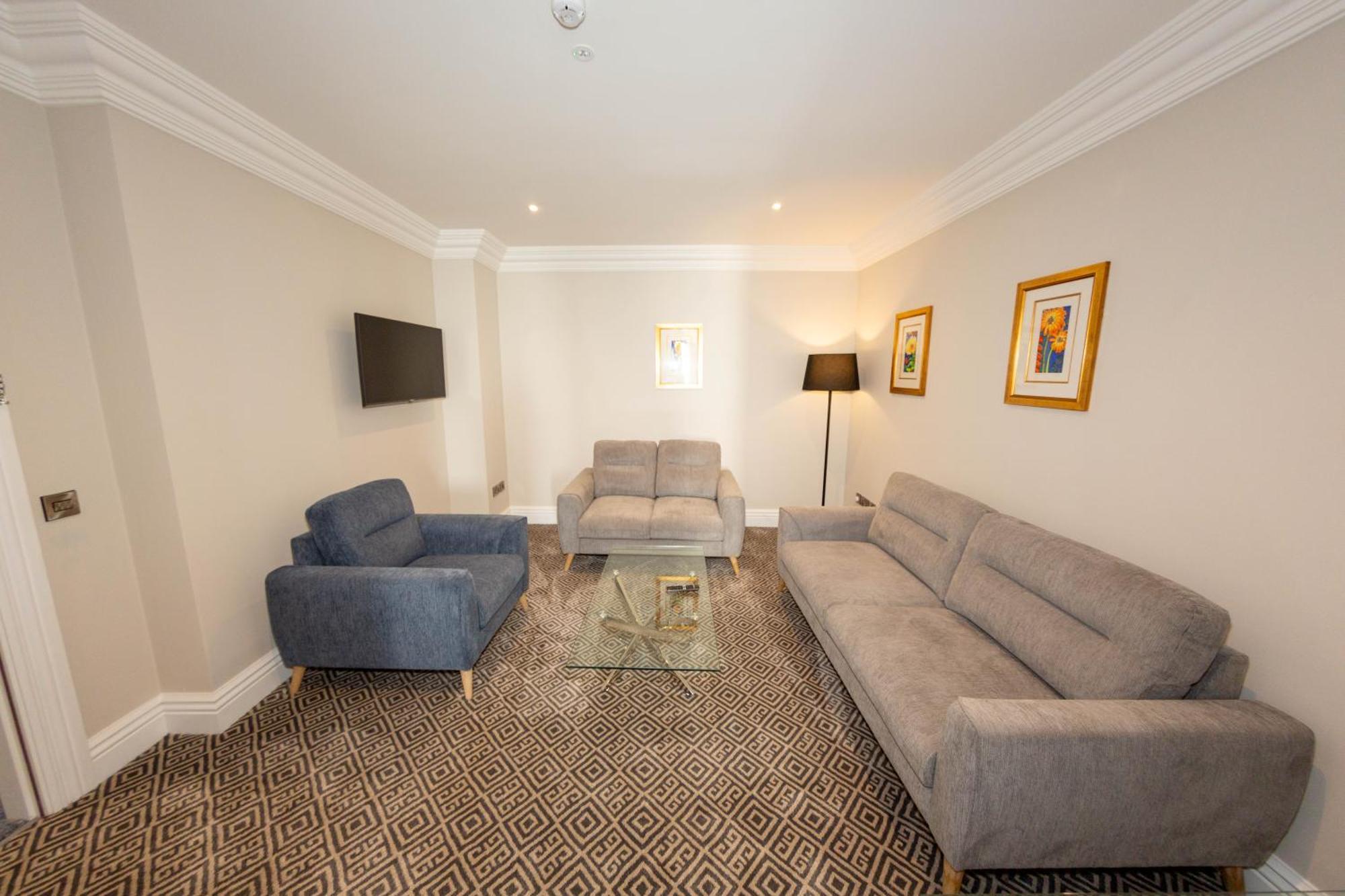 Commodore Hotel كوب المظهر الخارجي الصورة