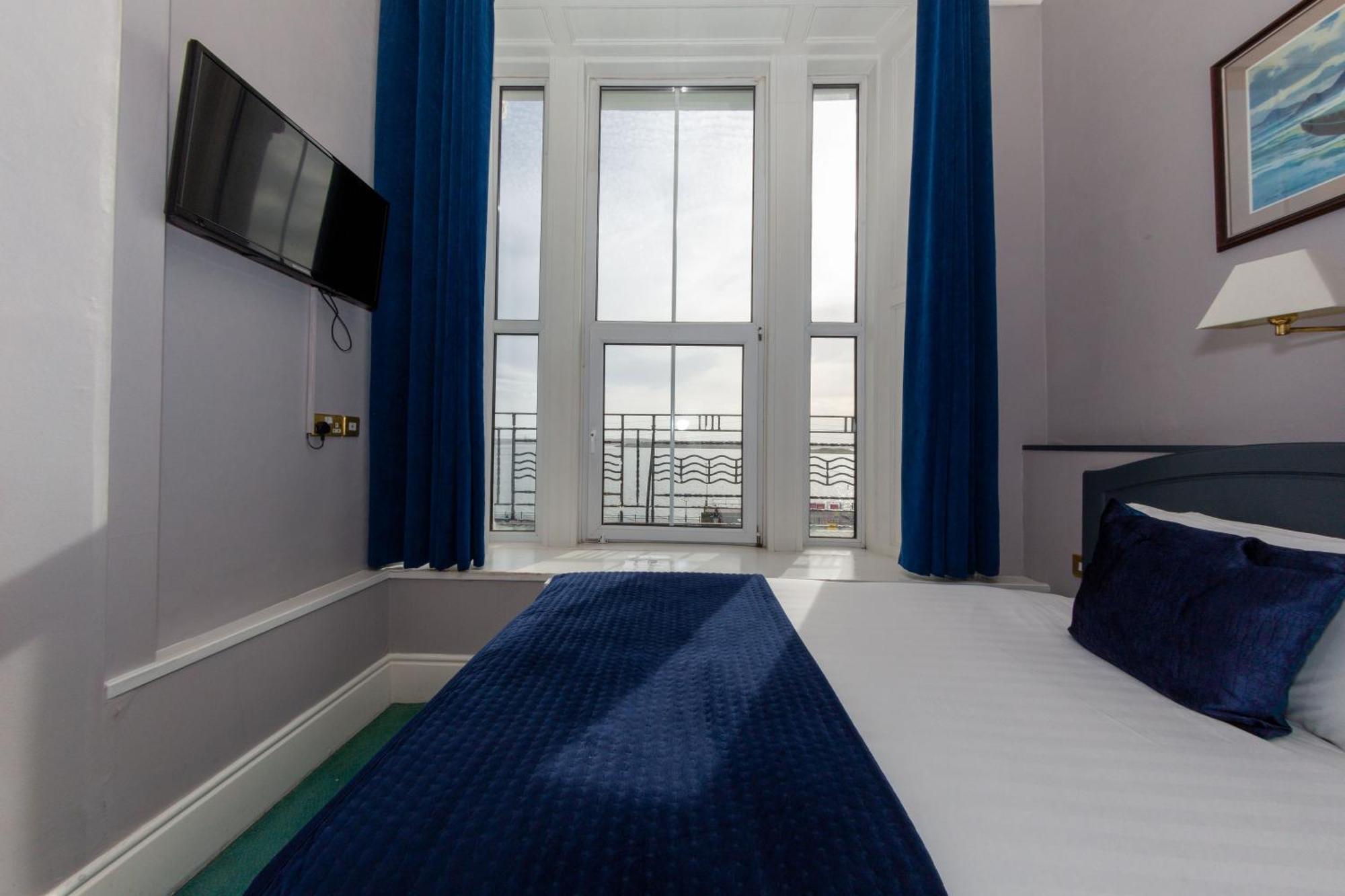 Commodore Hotel كوب المظهر الخارجي الصورة